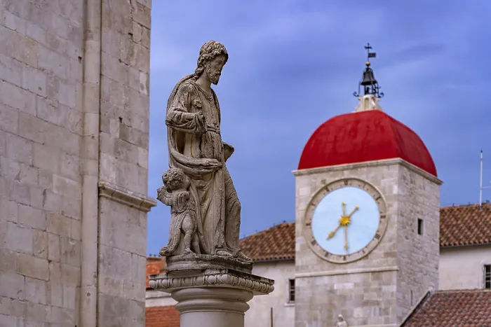 Framed Print : Statue of St John and the clock tower of the town loggia in Trogir