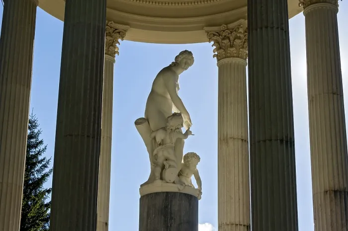 Framed Print : Statue of Venus with Cupid in the Temple of Venus above the terraced gardens