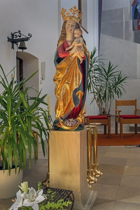 Framed Print : Statue of the Virgin Mary with crown and baby Jesus