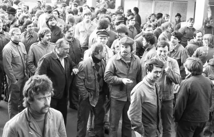 Framed Print : Steelworkers at Orenstein & paddock gathered for a spontaneous strike for wages behind the gates of their factory in
