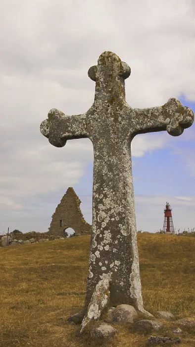 Framed Print : Stone cross in front of ruins of the chapel of saint Britta Bridgit