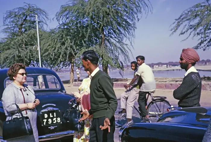 Framed Print : Strassenszene Indischer Mann, der scheinbar mit einem westlichen Touristen streitet, Ambassador-Auto, Leute beobachten, Agra, Indien 1964 Framed Print : Strassenszene Indischer Mann, der scheinbar mit einem westlichen Touristen streitet, Ambassador-Auto, Leute beobachten, Agra, Indien 1964