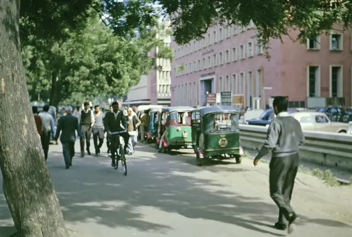 Framed Print : Strassenszene Menschen, Radfahrer, motorisierte Rikschas in Neu-Delhi, Indien 1964 Framed Print : Strassenszene Menschen, Radfahrer, motorisierte Rikschas in Neu-Delhi, Indien 1964