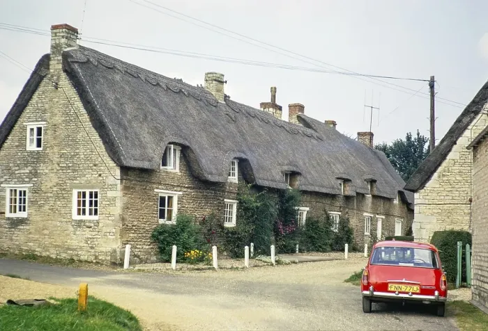 Framed Print : Strohgedeckte Haeuschen in der Crocket Lane, Dorf Empingham, Rutland, England, Vereinigtes Koenigreich August 1972 Roter Austin Morris 1100 Mk 2