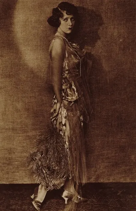 Framed Print : Studio portrait of Hollywood actress