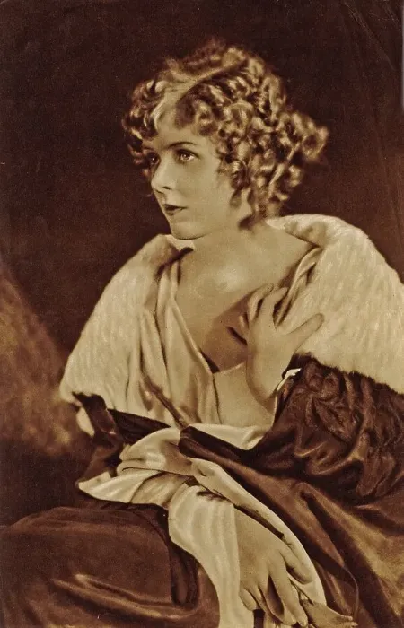 Framed Print : Studio portrait of Hollywood actress