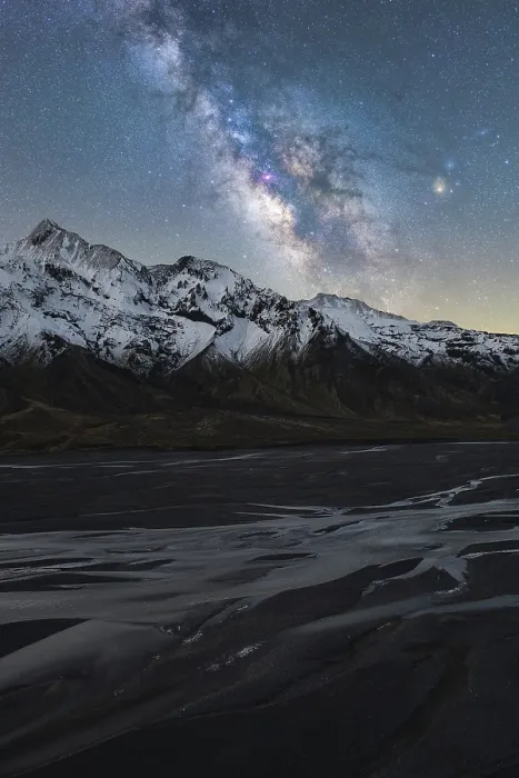 Framed Print : A stunning view of the Milky Way illuminating the serene