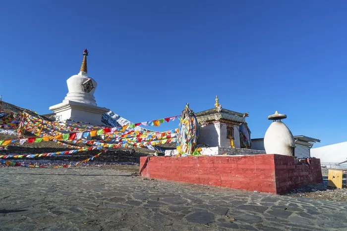 Framed Print : Stupa and prayer flags at the Zheduo Shan Pass