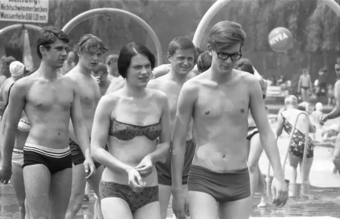 Framed Print : The summer of 1965, here in Dortmund's open-air swimming pool in 1965