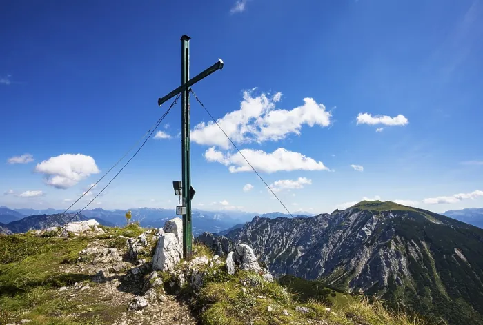 Framed Print : Summit cross on Braunedlkogel with view to Gamsfeld