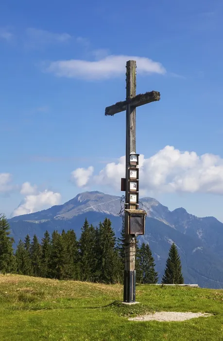 Framed Print : Summit cross on the Breitenberg with a view of the Schafberg