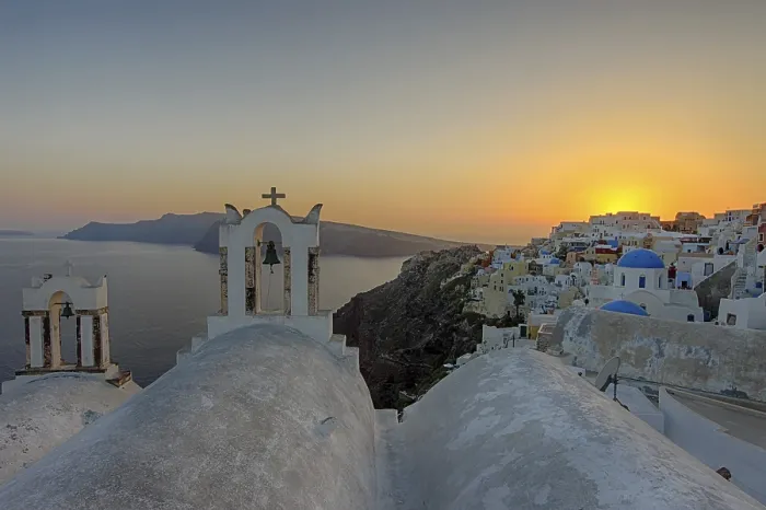 Framed Print : The sun sets in Oia on Santorini