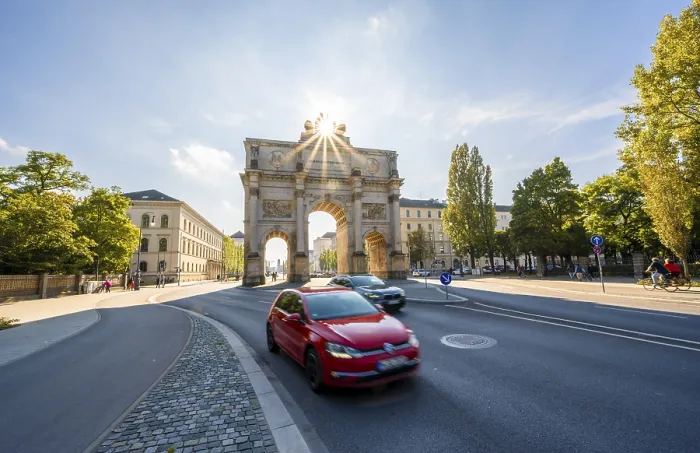 Framed Print : Sun Star, Siegestor, Car drives along Leopoldstrasse