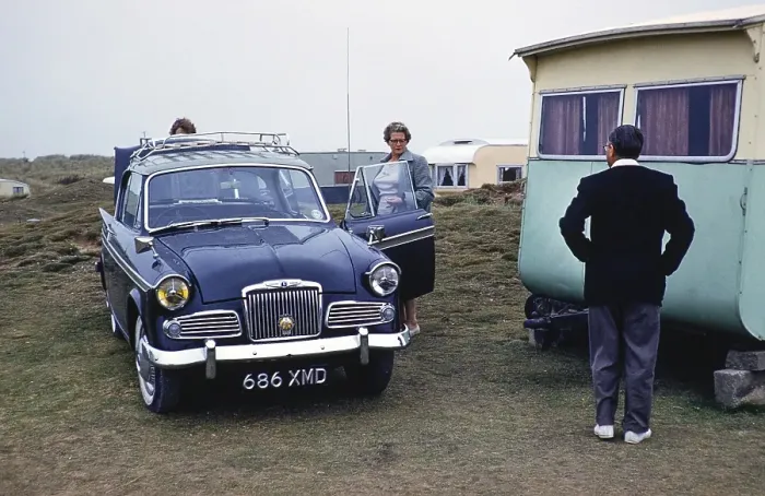 Framed Print : Sunbeam Rapier Mk 3, geparkt vor dem Wohnwagen einer Familie auf einem Campingplatz, England, UK, 1961