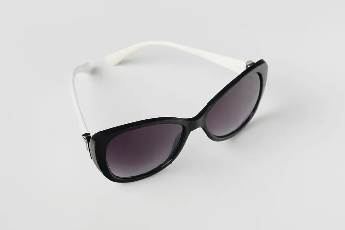 Framed Print : Sunglasses isolated on white background Framed Print : Sunglasses isolated on white background