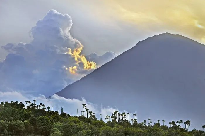 Framed Print : Sunset at the Gunung-Agung volcano near Amed, Bali, Indonesia, Asia Framed Print : Sunset at the Gunung-Agung volcano near Amed, Bali, Indonesia, Asia