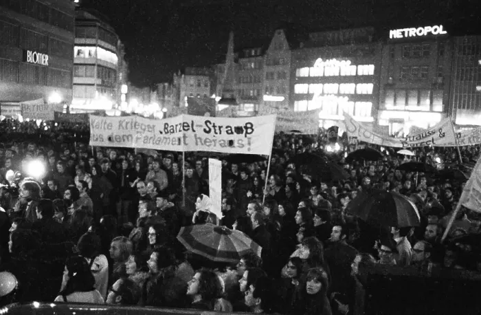 Framed Print : Supporters and friends of the SPD / FDP government coalition demonstrated in Bonn on 26 April 1972 with a torchlight Framed Print : Supporters and friends of the SPD / FDP government coalition demonstrated in Bonn on 26 April 1972 with a torchlight