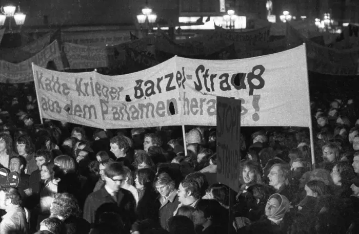 Framed Print : Supporters and friends of the SPD / FDP government coalition demonstrated in Bonn on 26 April 1972 with a torchlight Framed Print : Supporters and friends of the SPD / FDP government coalition demonstrated in Bonn on 26 April 1972 with a torchlight