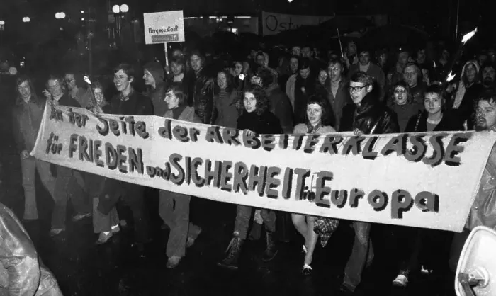 Framed Print : Supporters and friends of the SPD / FDP government coalition demonstrated in Bonn on 26 April 1972 with a torchlight Framed Print : Supporters and friends of the SPD / FDP government coalition demonstrated in Bonn on 26 April 1972 with a torchlight