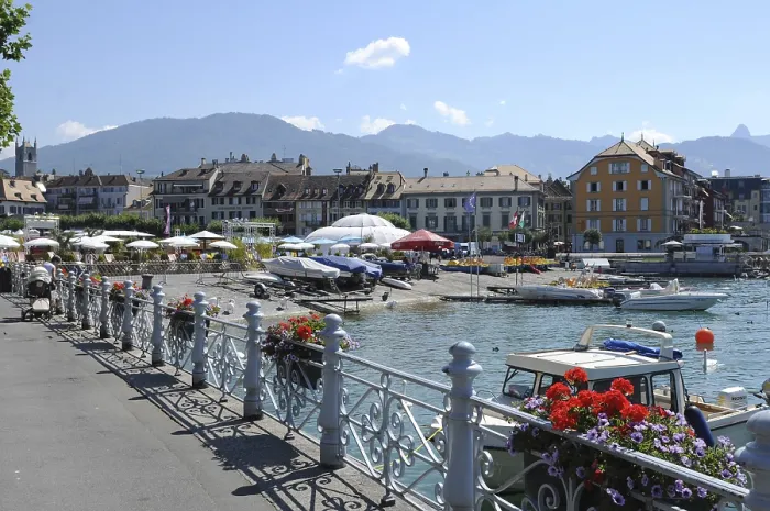 Framed Print : Switzerland: The lake-promenade of Vevey-City