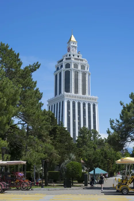 Framed Print : Tall white building in the park with carriages in the foreground and clear sunny sky