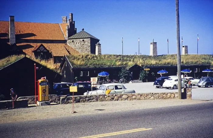 Framed Print : Tankstelle und Restaurant am Strassenrand mit davor geparkten Autos, Schweden, 1958