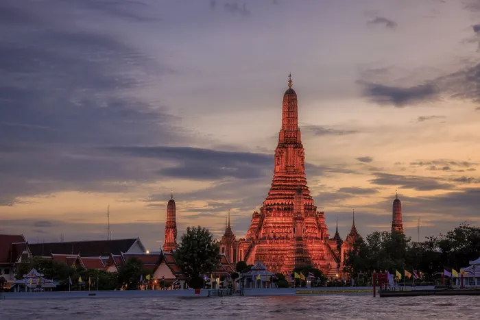 Framed Print : The Temple of Dawn, Wat Arun, glows in the fading light Framed Print : The Temple of Dawn, Wat Arun, glows in the fading light