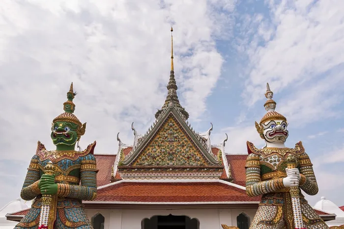 Framed Print : Temple with temple guards, Wat Arun Framed Print : Temple with temple guards, Wat Arun