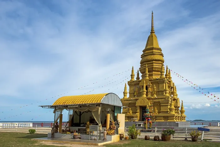 Framed Print : Temple Wat Phra Chedi Laem So, South Coast