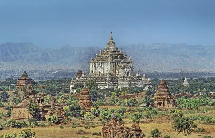Framed Print : Thatbyinnyu Temple and many small temples Framed Print : Thatbyinnyu Temple and many small temples