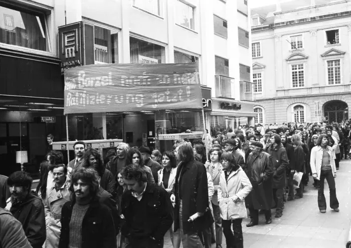 Framed Print : Several thousand demonstrators came to Bonn