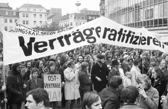 Framed Print : Several thousand demonstrators came to Bonn Framed Print : Several thousand demonstrators came to Bonn