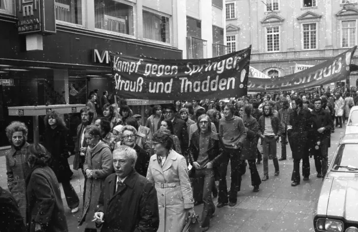 Framed Print : Several thousand demonstrators came to Bonn Framed Print : Several thousand demonstrators came to Bonn