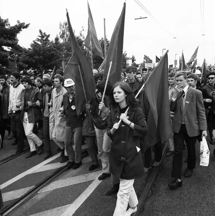 Framed Print : Many thousands of people gathered in Bonn on 11 Framed Print : Many thousands of people gathered in Bonn on 11