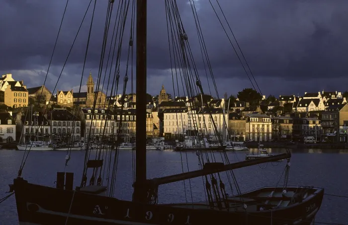 Framed Print : Thunderstorm above Audierne harbour