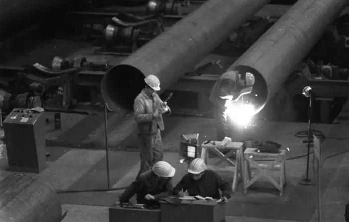 Framed Print : The Thyssen pipe mill, here in Duisburg in 1968 Framed Print : The Thyssen pipe mill, here in Duisburg in 1968