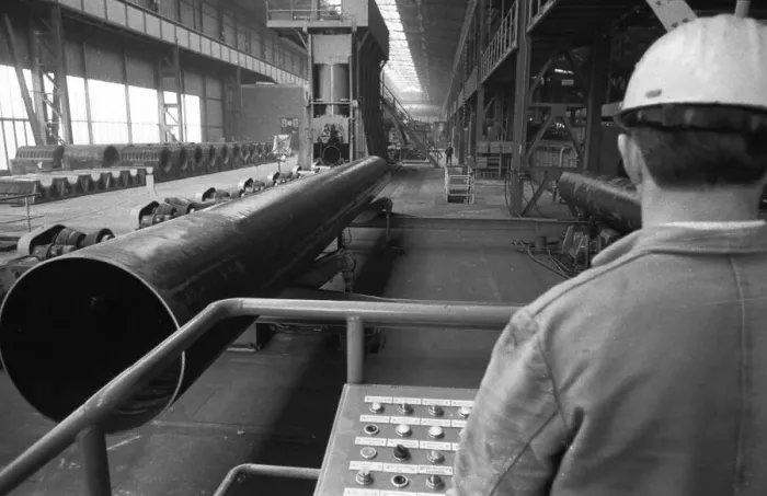 Framed Print : The Thyssen pipe mill, here in Duisburg in 1968 Framed Print : The Thyssen pipe mill, here in Duisburg in 1968