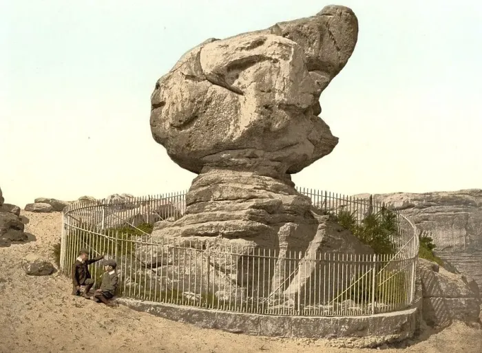 Framed Print : Toad Rock, a sandstone formation in the town of Rusthall Framed Print : Toad Rock, a sandstone formation in the town of Rusthall