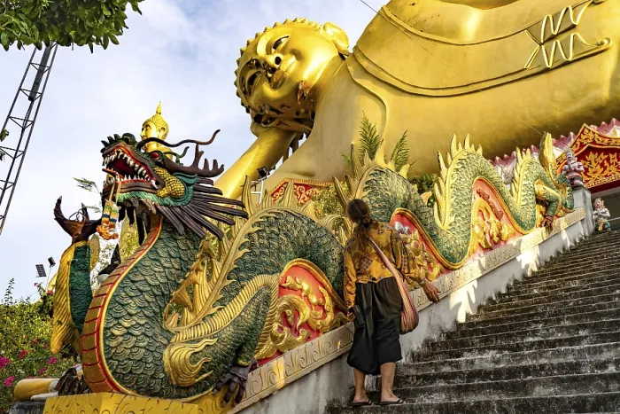 Framed Print : Tourist in front of the huge reclining Buddha statue of the Buddhist temple Wat Mokkanlan in Chom Thong