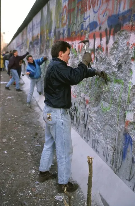 Framed Print : Tourists called wall woodpeckers at the Berlin Wall and Brandenburg Gate Framed Print : Tourists called wall woodpeckers at the Berlin Wall and Brandenburg Gate