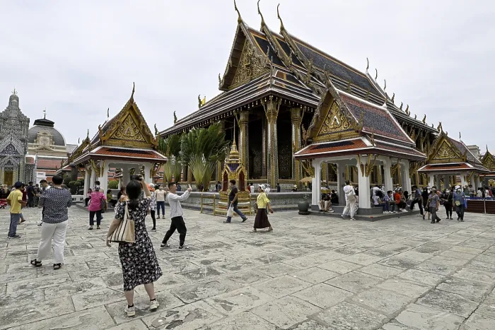 Framed Print : Tourists at Wat Phra Kaew, Temple of the Emerald Buddha