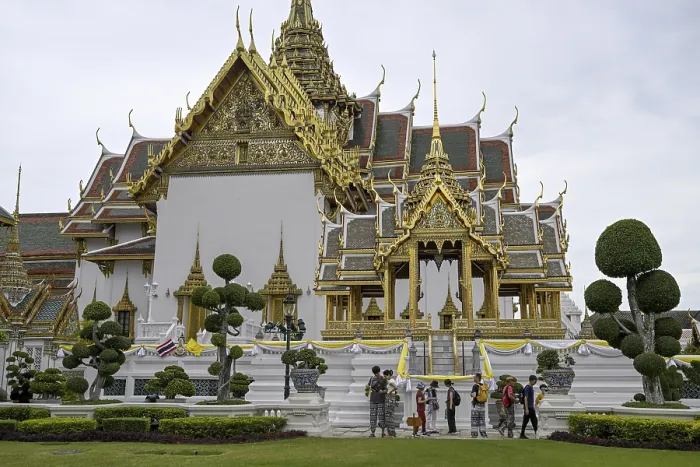 Framed Print : Tourists at Wat Phra Kaew, Temple of the Emerald Buddha
