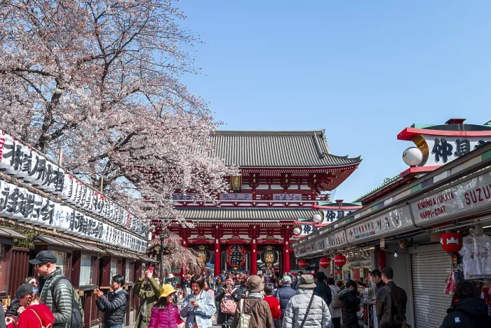 Framed Print : Tourists on the way to HOzOmon Gate