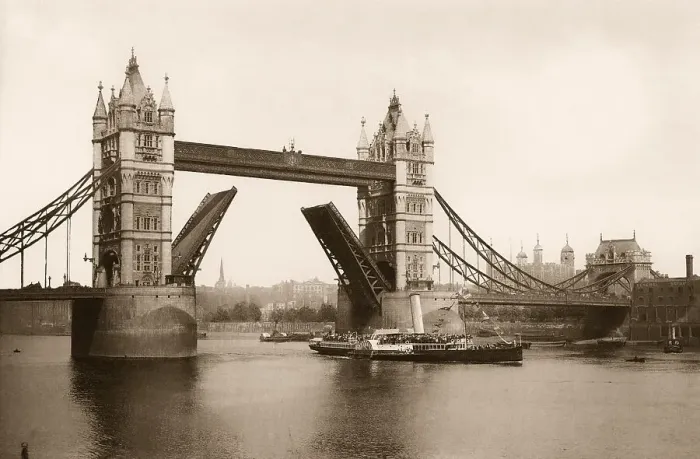 Framed Print : Tower Bridge, London, UK, ca 1920 Framed Print : Tower Bridge, London, UK, ca 1920