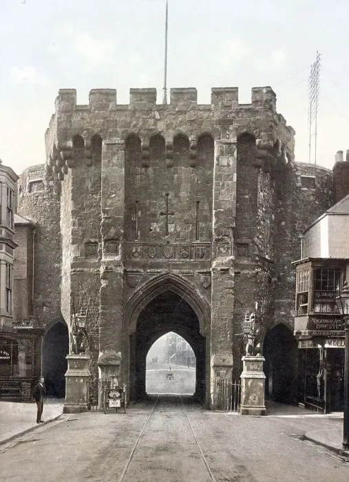 Framed Print : Town gate The Bargate in Southampton