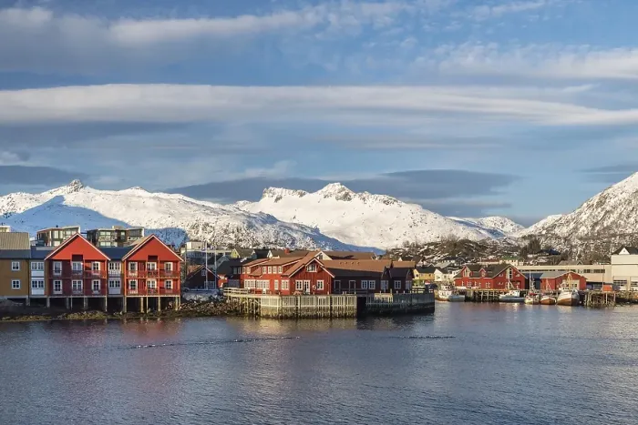 Framed Print : Townscape Svolvaer, harbour, snow-covered mountains in the background