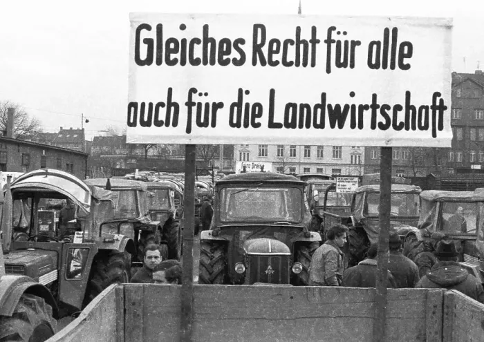 Framed Print : With tractors, more than 1000 farmers came to Bonn for a demonstration on 11
