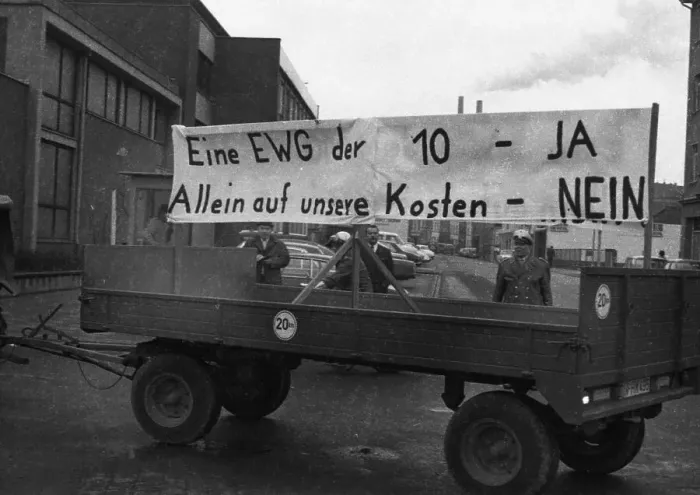Framed Print : With tractors, more than 1000 farmers came to Bonn for a demonstration on 11