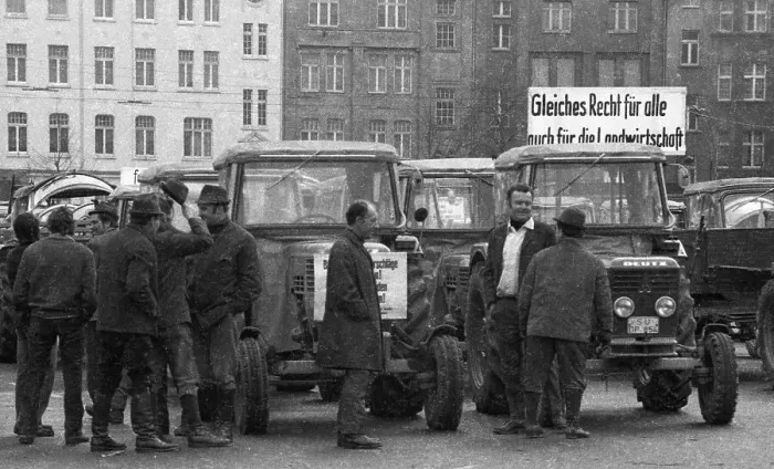 Framed Print : With tractors, more than 1000 farmers came to Bonn for a demonstration on 11