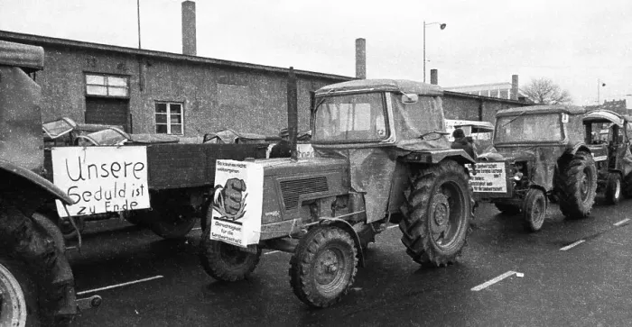 Framed Print : With tractors, more than 1000 farmers came to Bonn for a demonstration on 11